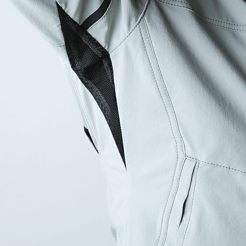 脇メッシュの採用で衣服内をさらに快適に。