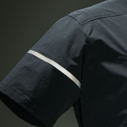 右袖には再帰性反射を使用し、安全をサポートします。