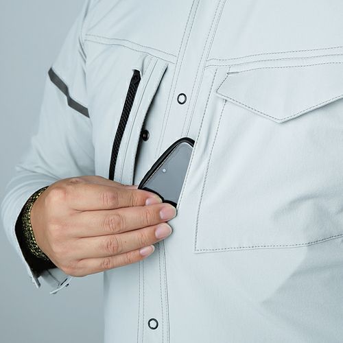 胸まわりには４つの機能ポケットを設けています。