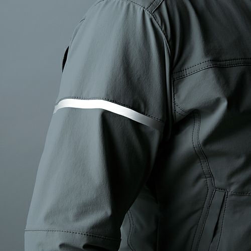 右袖には再帰性反射材を使用し、安全をサポートします。