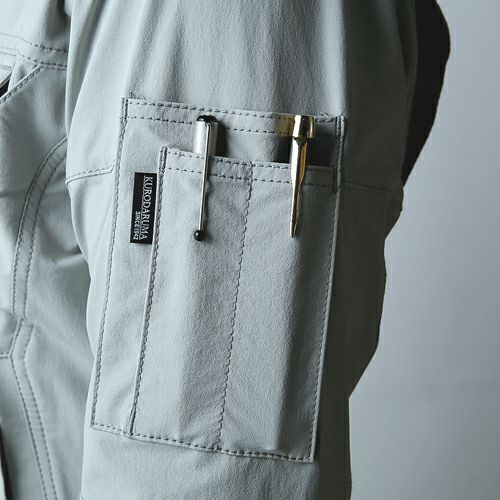 左袖には収納力の高いペン差しポケット。