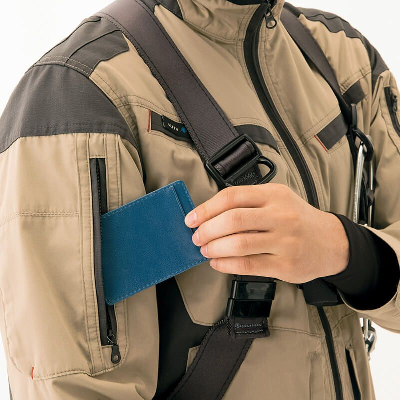 大型の袖ポケット