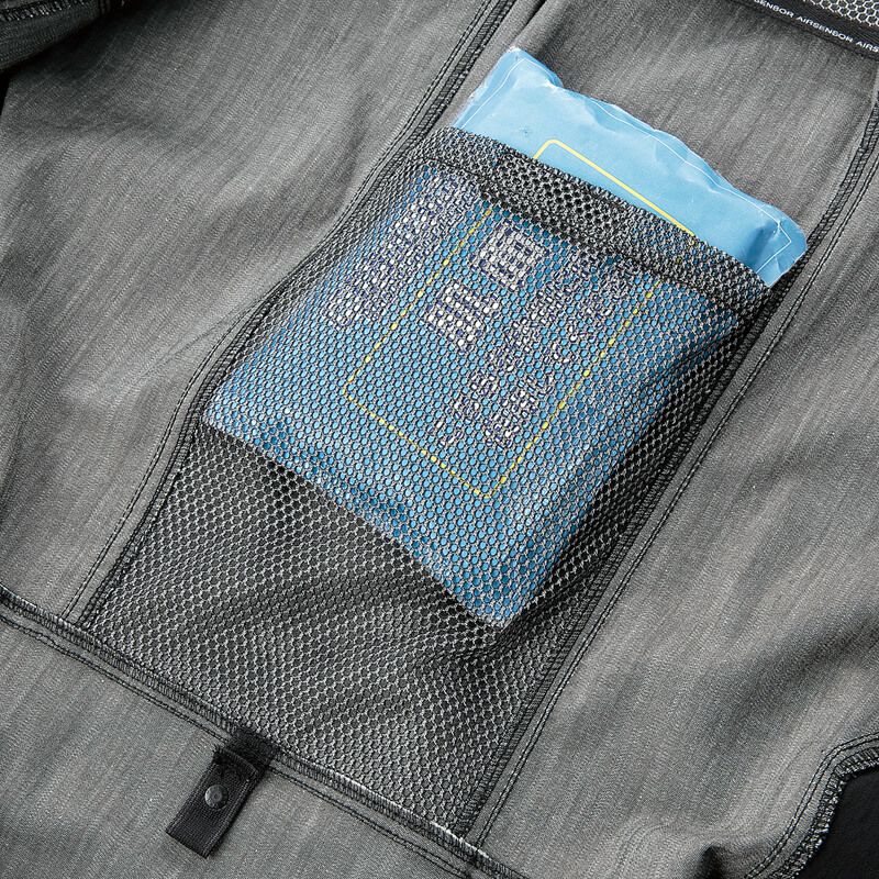 背中の内側に保冷剤ポケット付き