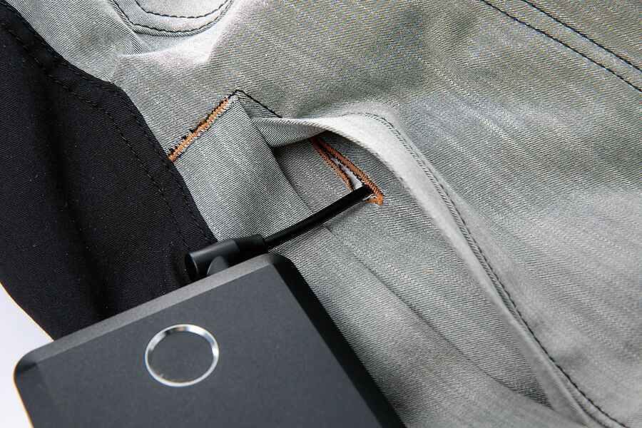 バッテリコードを通すバッテリーコードホルがあります