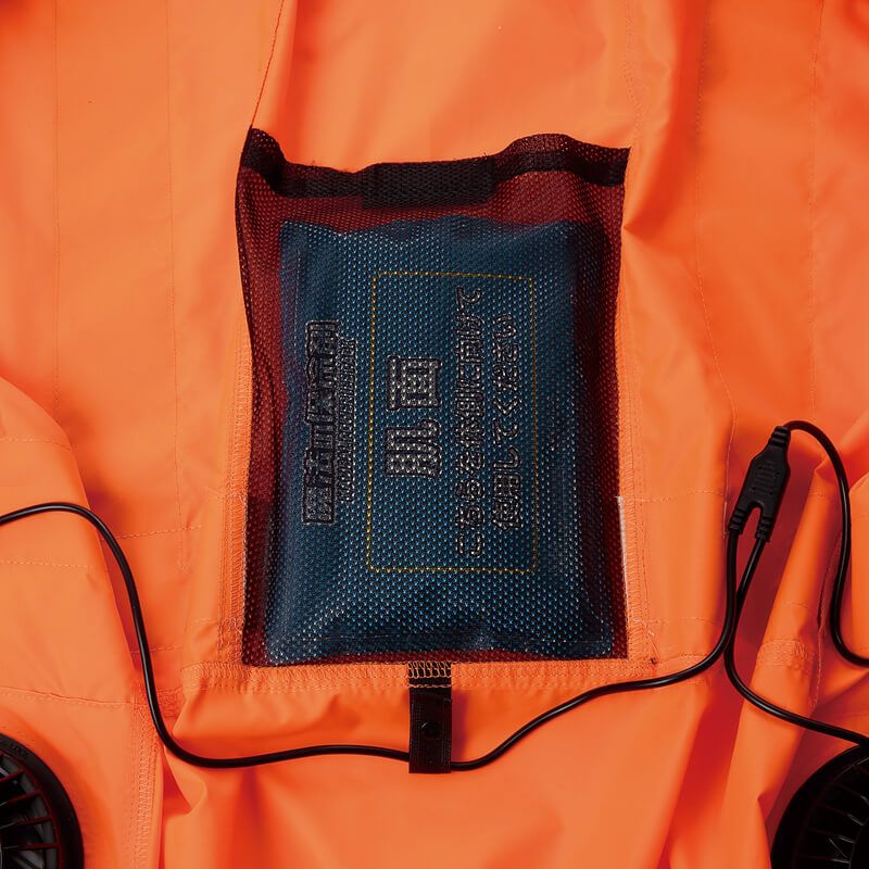 内側に保冷剤ポケット付き