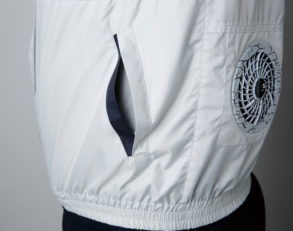 左右の脇ポケットは物が落ちにくい逆玉仕様