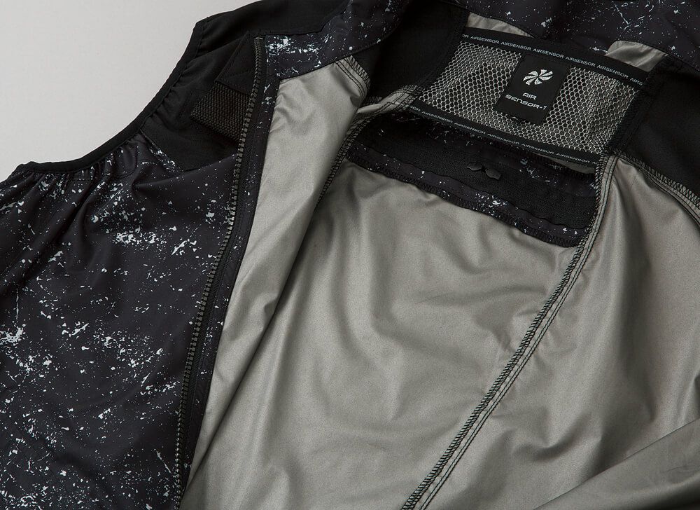 背中から首にかけて風を通しやすくする立体メッシュ設計