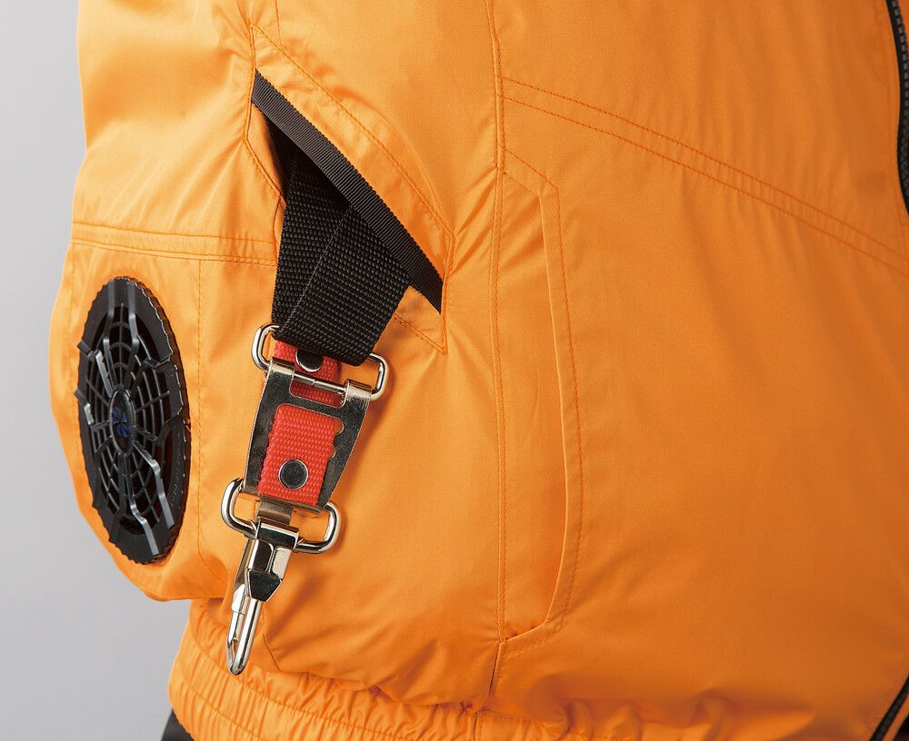 右脇の草刈り用ベルトの取り出し口があります