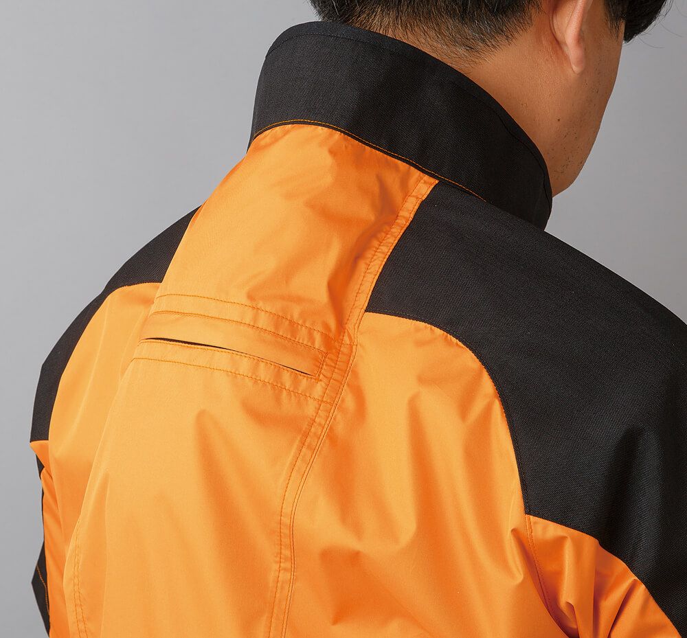 首元の背中丈夫に通気空間があるので風通りを確保！