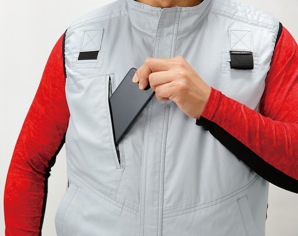 右胸に小物ポケット付き