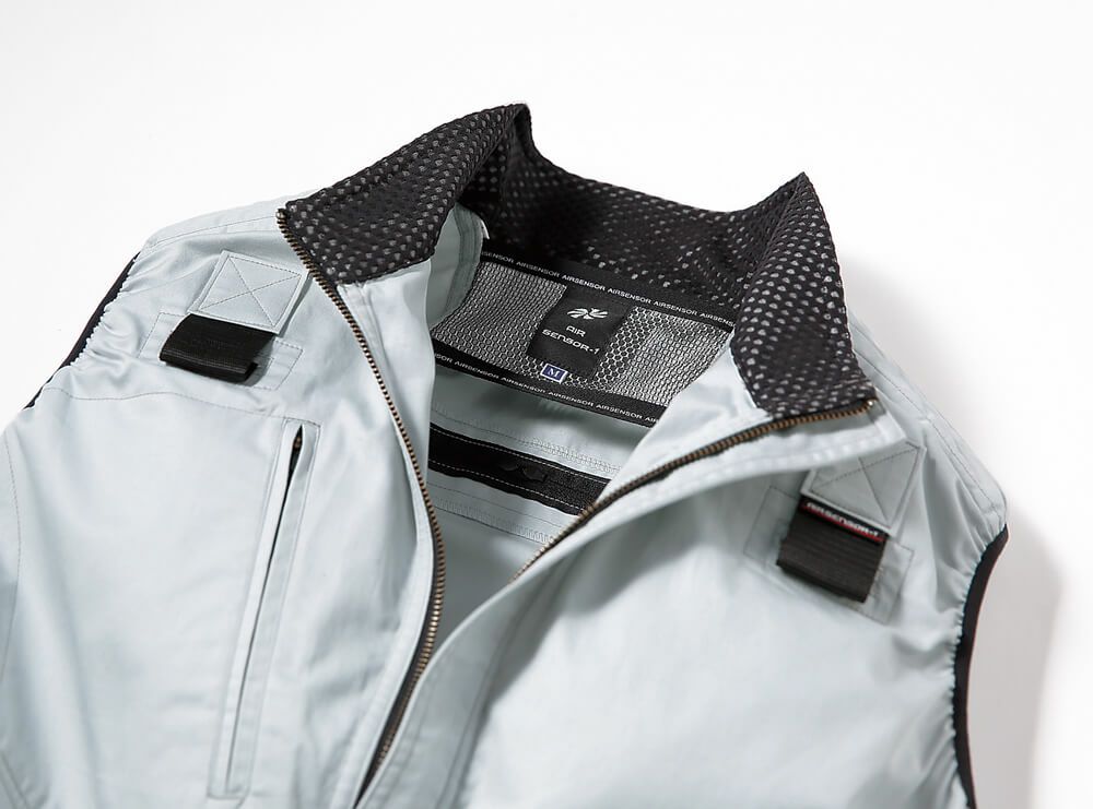 背中・首後ろに風の通りを良くするメッシュ生地を採用