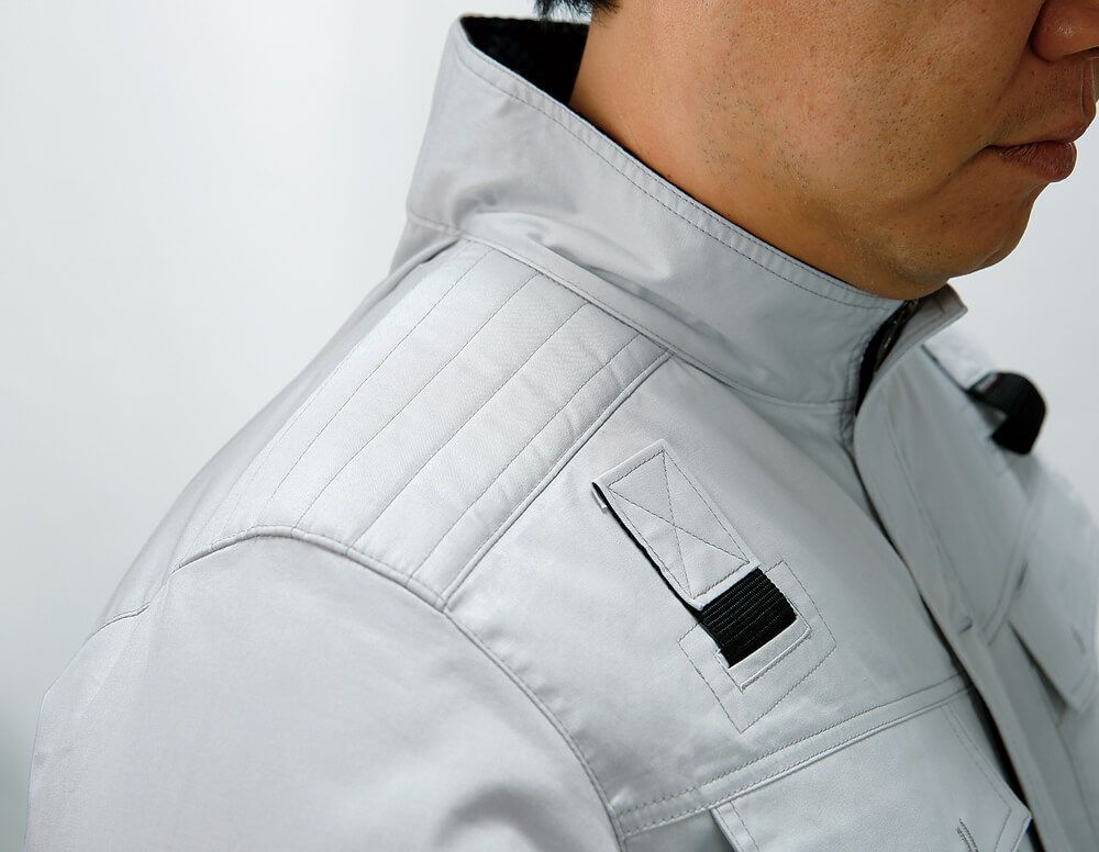 肩への負担を和らげる肩パット付き