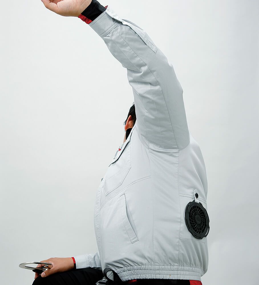 腕が動かしやすいリラックスカットを採用