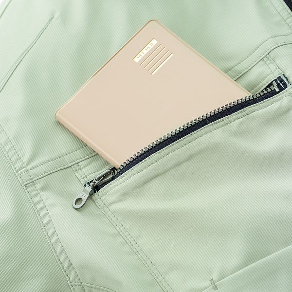 右胸ファスナーポケットを採用