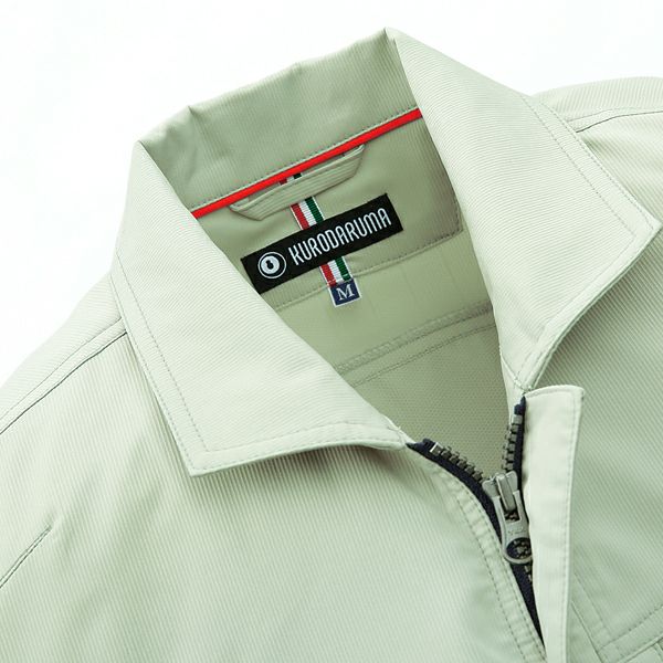 背当てネーム部分にはトリコロールテープ＆赤パイピングでおしゃれに。