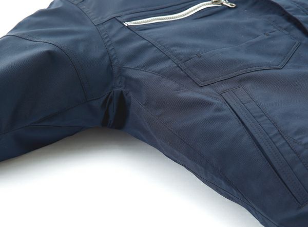 腕をあげても脇がつっぱらないリラックスカット。