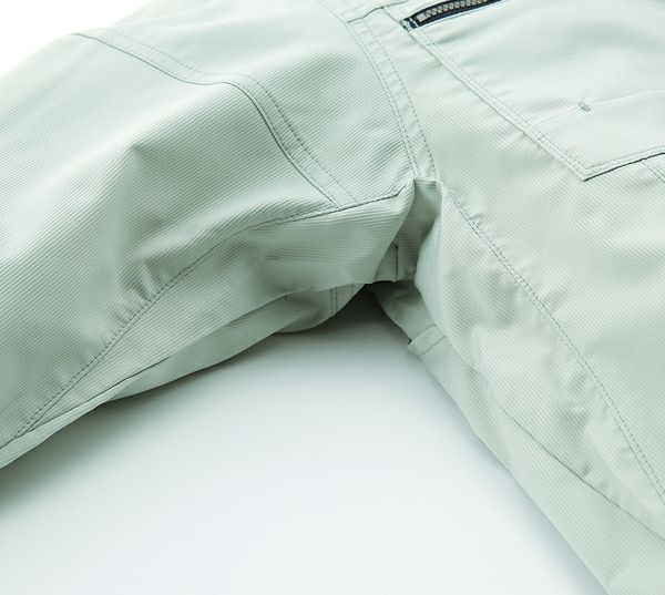 腕をあげても脇がつっぱらないリラックスカット