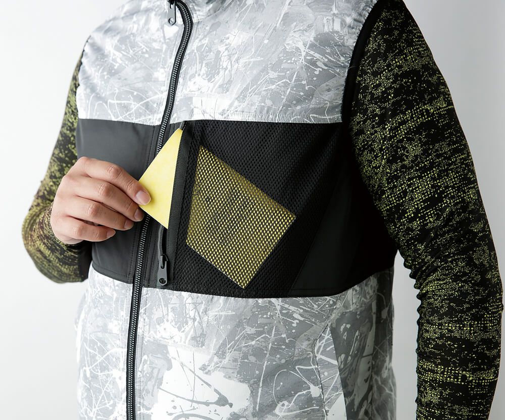 左胸のファスナー付きメッシュポケット