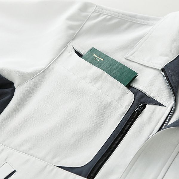 出し入れ簡単な右胸ポケット（ドットボタン）