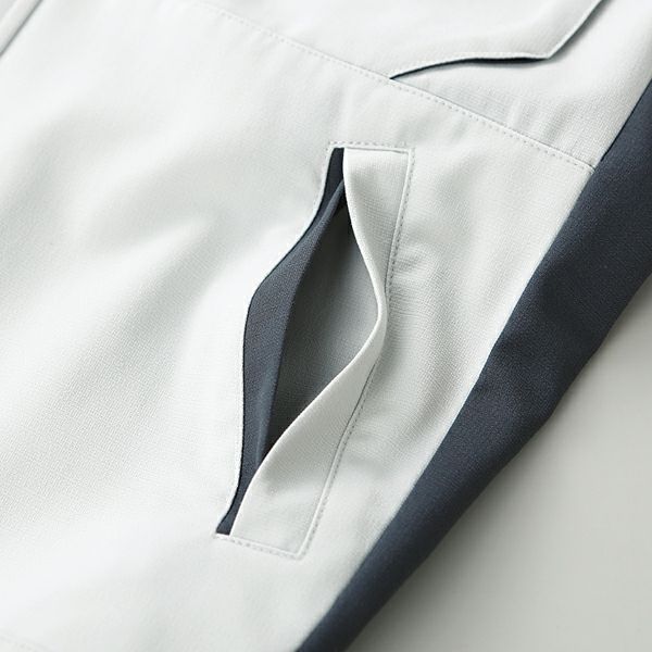 物が落ちにくい逆玉仕様の脇ポケット。