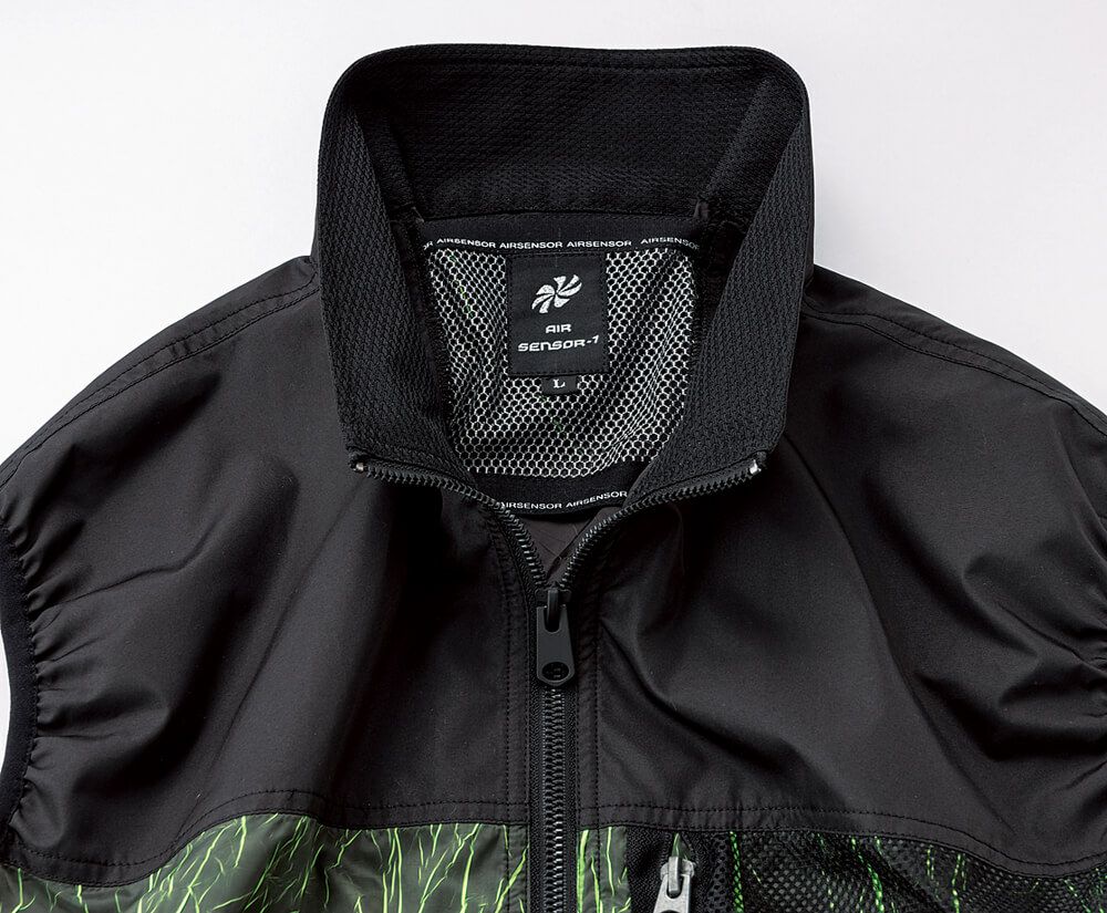 首元に風を通す空間あり！