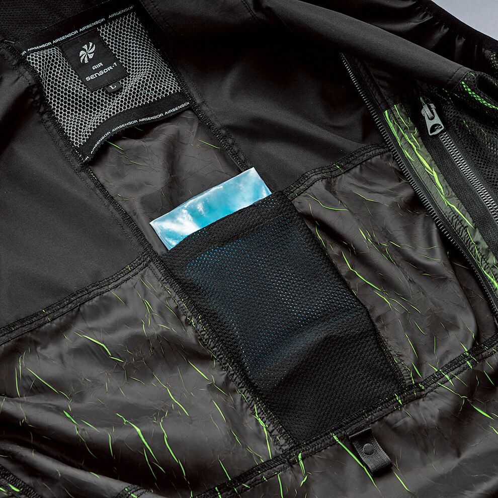 背中の内側に保冷剤専用ポケット付き