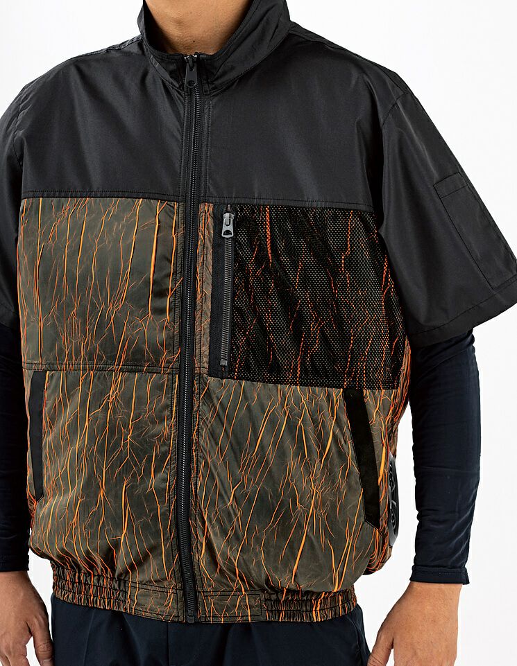 メッシュ生地のファスナー付きポケット