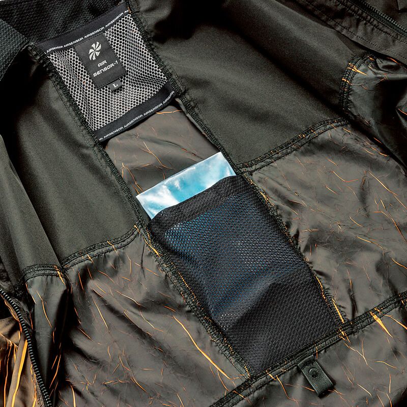 内側には保冷剤ポケット付き