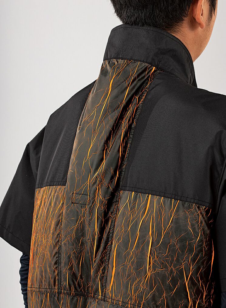 背中から首にかけて風が通る空間を確保！