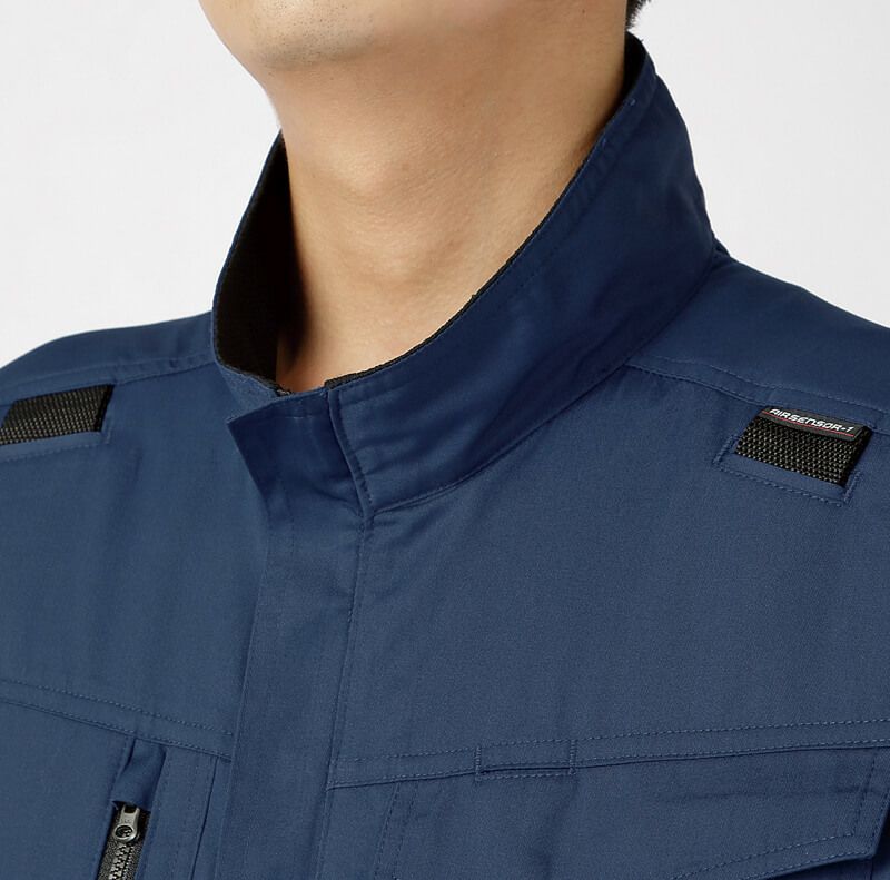 首回りが広い設計なのでジップアップして風通りを確保！