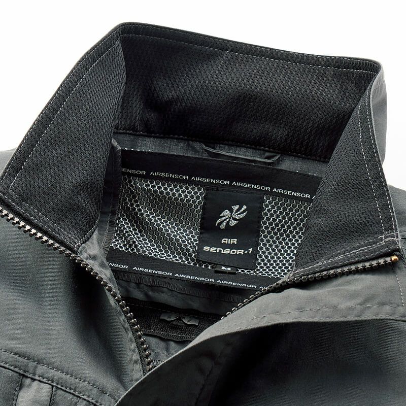 えり元の内側は通気性の良いメッシュ生地