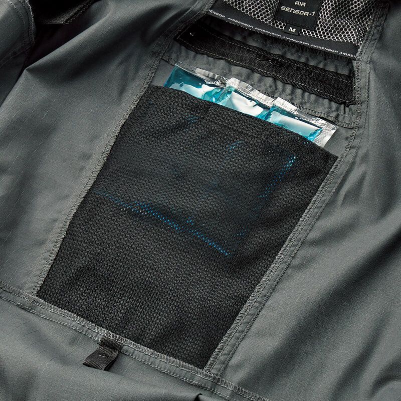 背中の内側に保冷剤ポケット付き