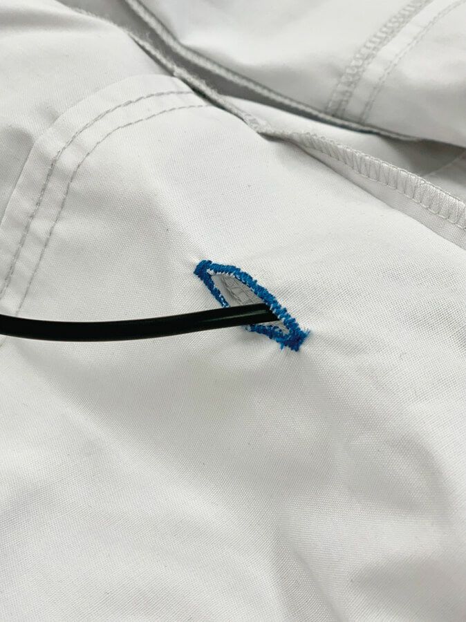 バッテリーコードを通す為のバッテリーコードホールを採用