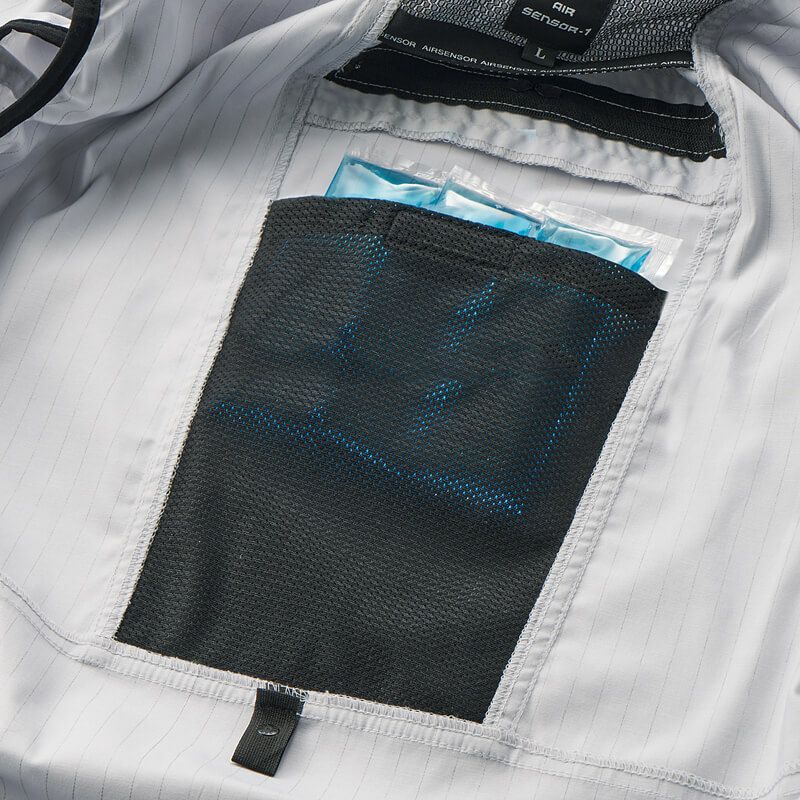 背中の内側には保冷剤ポケット付き