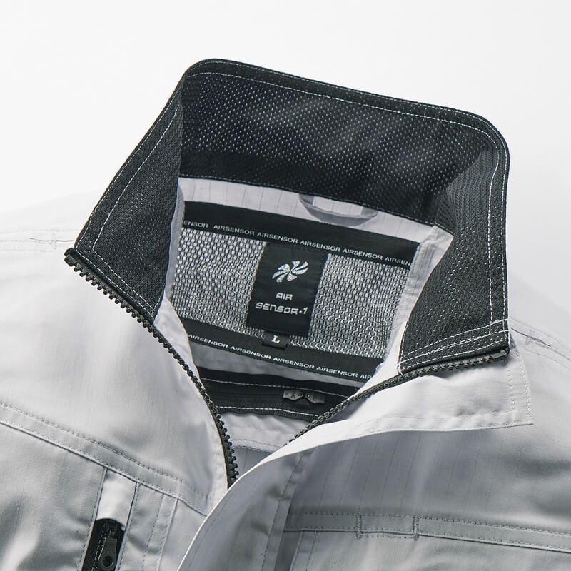 首後ろの内側には通気性の良いメッシュ生地