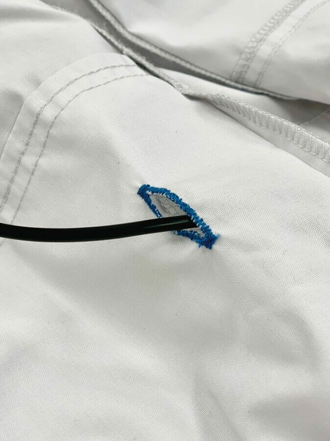 脇ポケットにバッテリーを入れる場合にコードを通す便利なバッテリーコードホールを採用