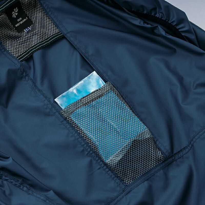 内側には保冷剤ポケット付き