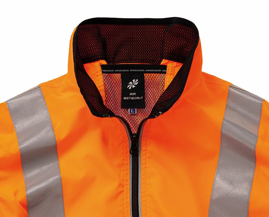 背中から首にかけて風の通りを良くするメッシュ素材