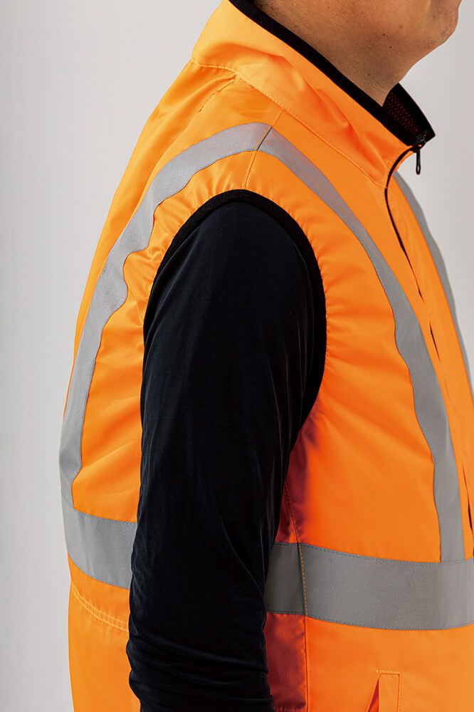 袖口は風が漏れないようにストレッチバインダーテープ仕様