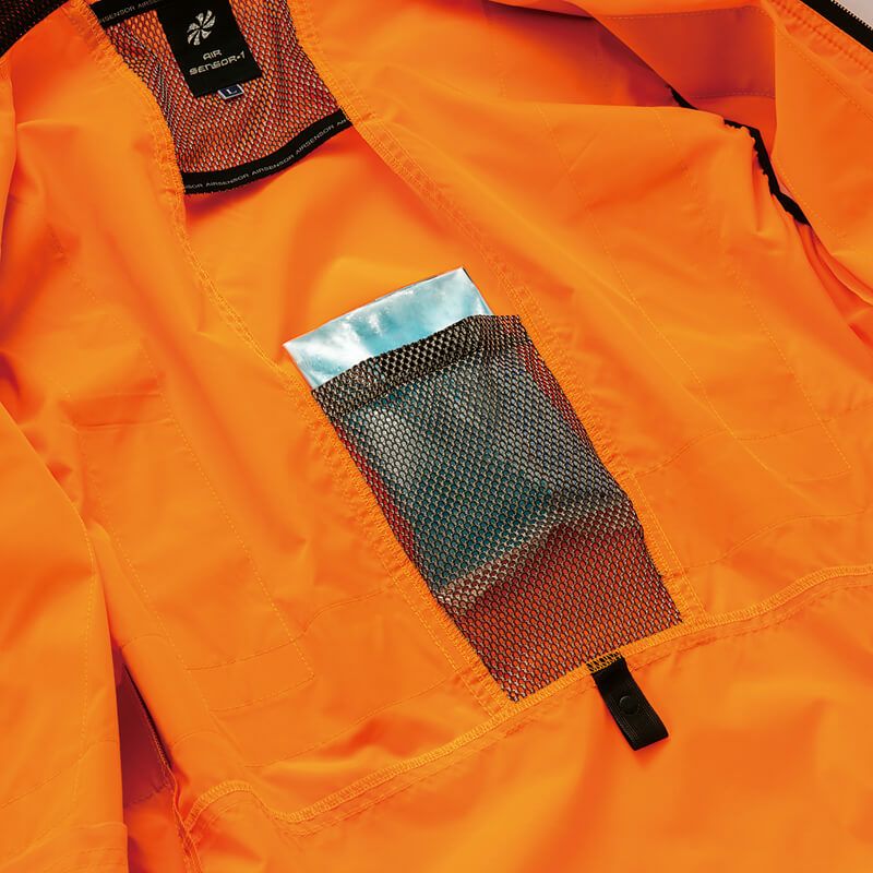 内側に保冷剤ポケット付き