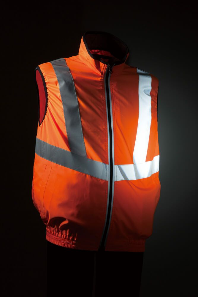 反射テープ付き空調服ベストの反射具合