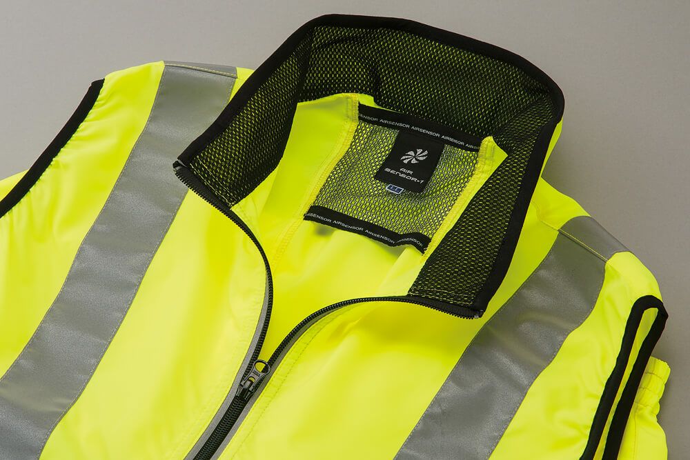 背中から首にかけて風通りを良くするメッシュ生地