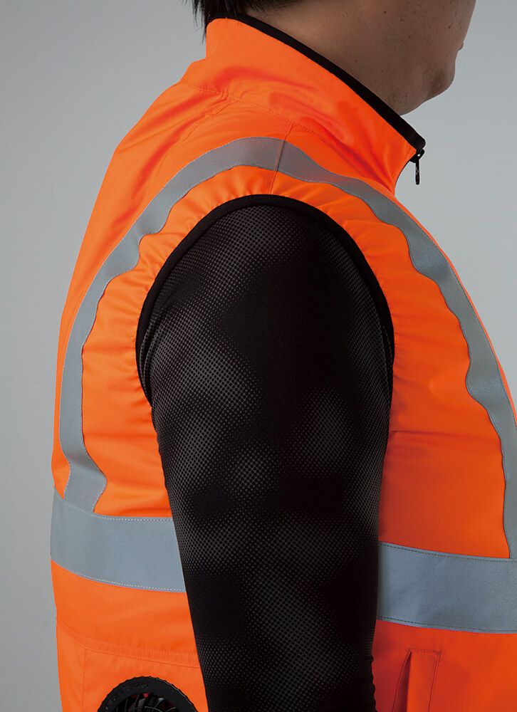 袖口は風が抜けないようにストレッチバインダーテープ仕様