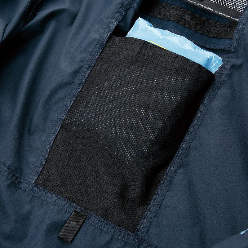 内側に保冷剤ポケット付き