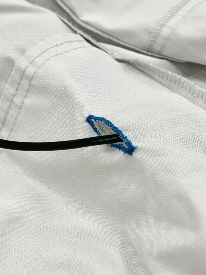 胸ポケットにバッテリーコードを通す穴