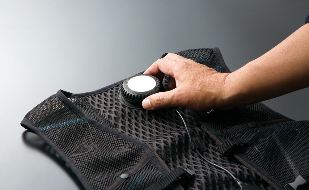 はめ込んだ後に右に回してペルチェ式クーラーを取り付けます