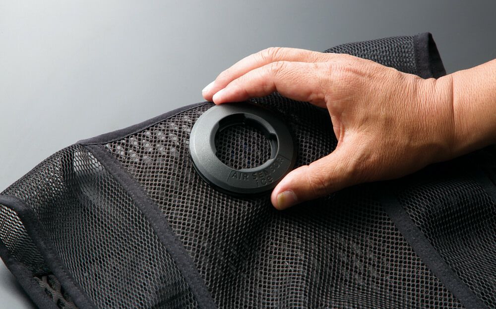 ベスト外側接続部分に通気スペースを溝に合わせてはめ込み、右に回して取り付けます