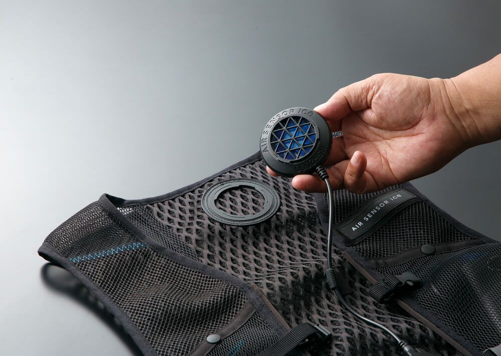 ベスト内側接続部分にペルチェ式クーラーを溝に合わせてはめ込みます