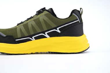 クッション性に優れたミッドソールで足への負担を軽減。