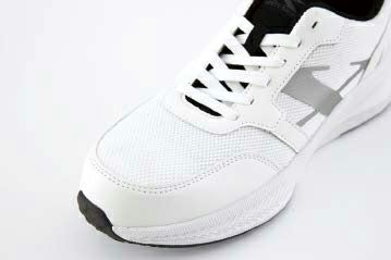 通気性抜群のメッシュ素材を広く使用し、ムレを軽減。<br>（XEB-85414、85415共通）